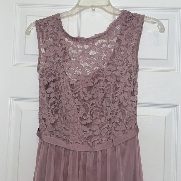 ✨DAVID'S BRIDAL Quartz Lavender short lace and mesh dress with illusion neckline - Picture 4 of 8